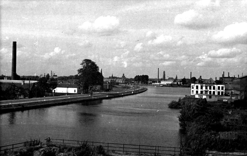 HUA-164349-Gezicht vanaf het viaduct in de Rijksweg 12 over het Merwedekanaal te Jutphaas, uit het zuiden, met links de Utrechtsestraatweg ter hoogte van de Zweminrichting De Liesbosch en rechts de ruïne van de 