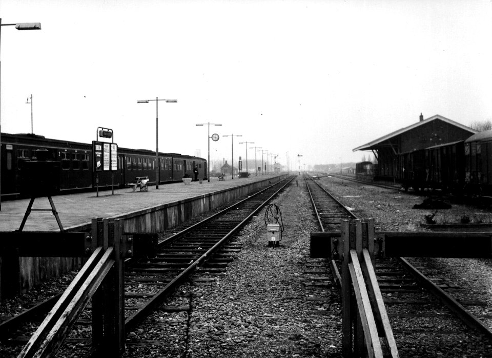 HUA-153085-Gezicht op het emplacement van het N.S.-station Enkhuizen te Enkhuizen met links het perron en een diesel-electrisch treinstel plan U (DE 3) van de N.S. en rechts de goederenloods