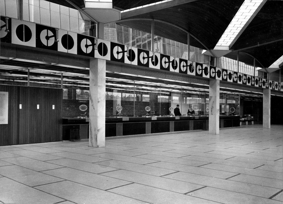 HUA-152628-Interieur van de hal met loketten in het N.S.-station Schiedam-Rotterdam West te Schiedam