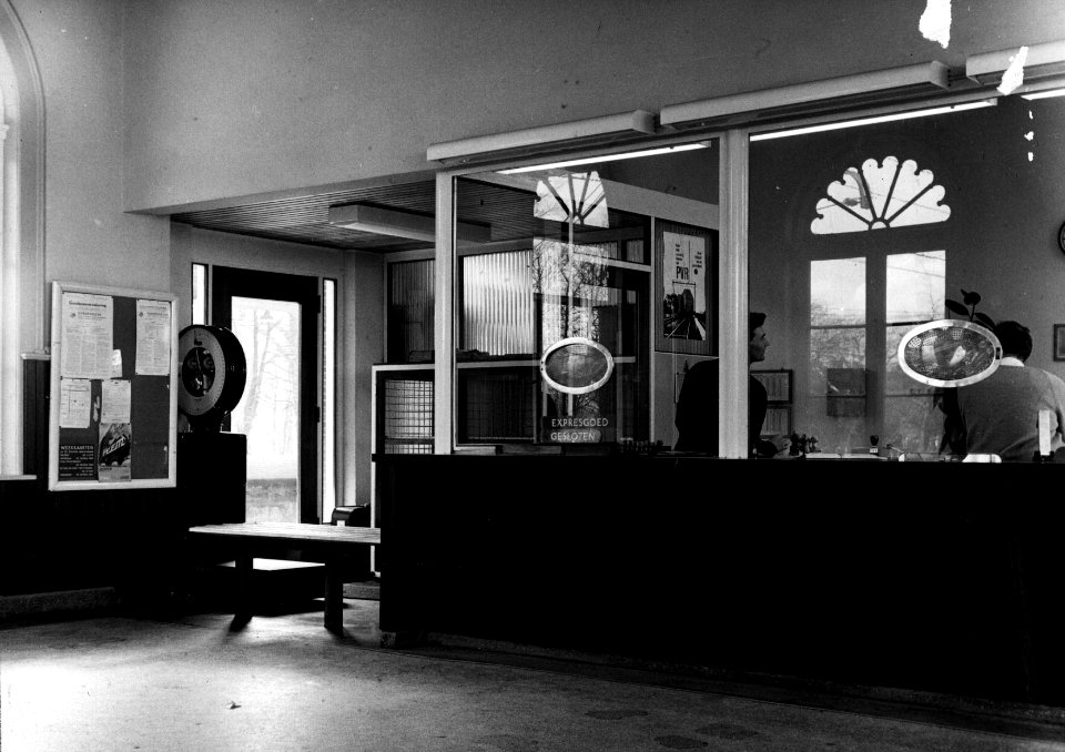 HUA-152480-Interieur van het N.S.-station Harderwijk te harderwijk- hal en loketten