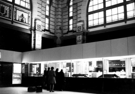HUA-152516-Interieur van de hal met loketten in het N.S.-station Leeuwarden te Leeuwarden