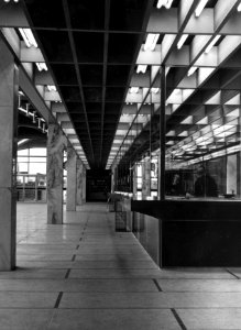 HUA-152625-Interieur van de hal met loketten in het N.S.-station Schiedam-Rotterdam West te Schiedam