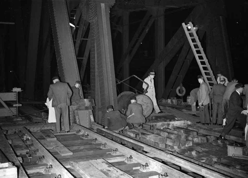 HUA-152678-Afbeelding van de herstelwerkzaamheden aan de spoorbrug over de Oude Maas te Dordrecht bij nacht