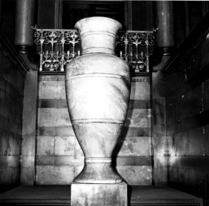 HUA-153763-Afbeelding van een gebeeldhouwde vaas in de Koninklijke wachtkamer van het N.S.-station Amsterdam C.S. te Amsterdam