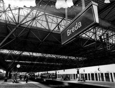 HUA-153059-Gezicht op de perronkap van het N.S.-station Breda te Breda
