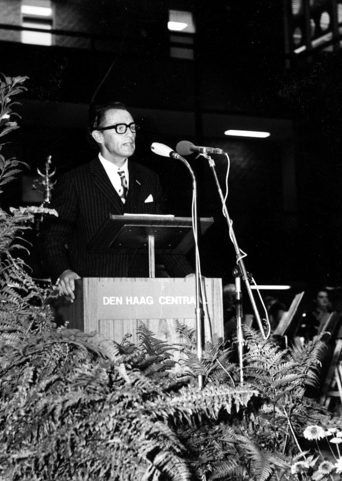 HUA-165545-Afbeelding van mr. M.G. de Bruin (president-directeur van de N.S.) tijdens zijn toespraak bij de officiële opening van het nieuwe N.S.-station Den Haag C.S. te Den Haag