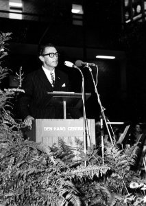 HUA-165545-Afbeelding van mr. M.G. de Bruin (president-directeur van de N.S.) tijdens zijn toespraak bij de officiële opening van het nieuwe N.S.-station Den Haag C.S. te Den Haag