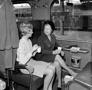HUA-152870-Afbeelding van twee koffiedrinkende dames in een trein van de N.S