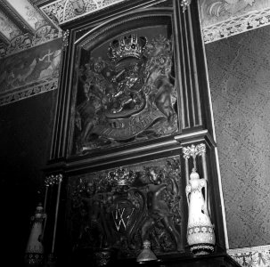 HUA-153758-Afbeelding van de gebeeldhouwde schouw in de Koninklijke wachtkamer van het NS station Amsterdam CS te Amsterdam