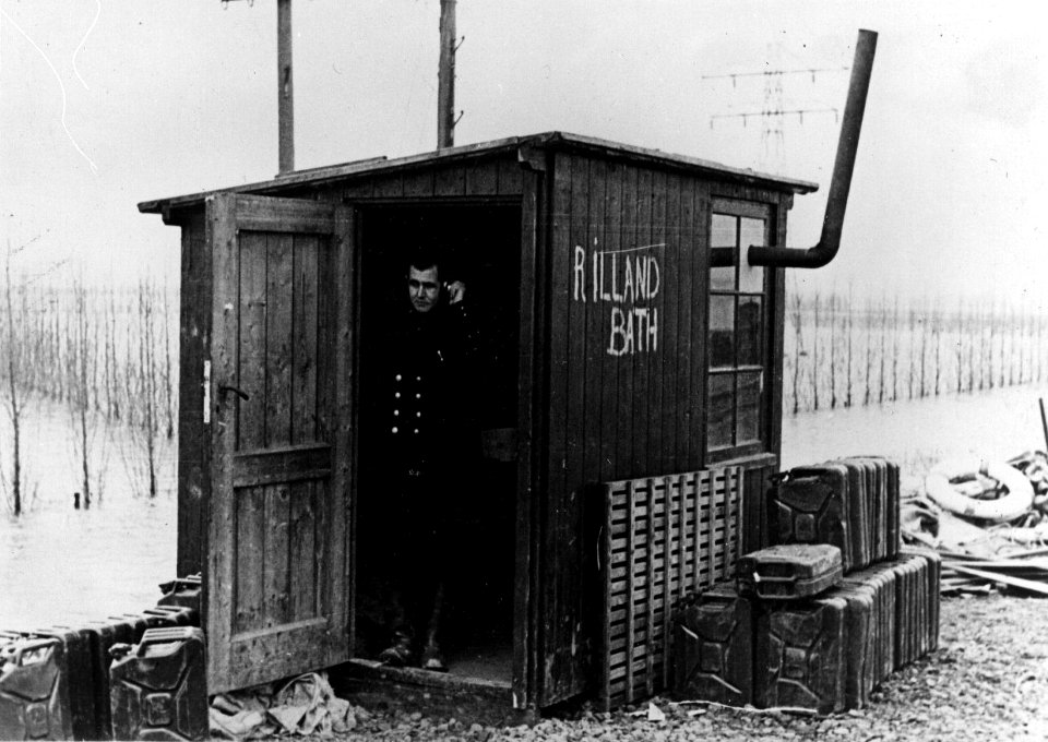 HUA-152847-Afbeelding van het noodstation Rilland Bath te Rilland kort na de watersnoodramp met assistent stationsambtenaar PE Kalle