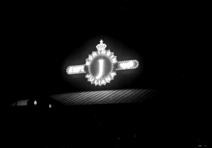 HUA-153814-Gezicht op de verlichting van het N.S.-station Haarlem te Haarlem ter gelegenheid van de kroning van prinses Juliana tot koningin der Nederlanden