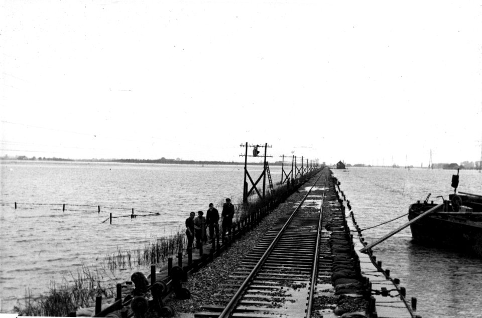 HUA-152844-Afbeelding van de herstelde spoorbaan Badkuipspoorlijn temidden van overstroomde landerijen bij Kruiningen kort na de watersnoodramp