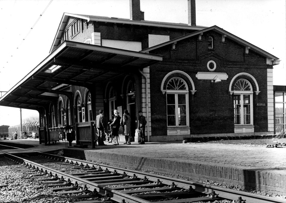 HUA-153103-Gezicht op de perronzijde van het N.S.-station Harderwijk te Harderwijk