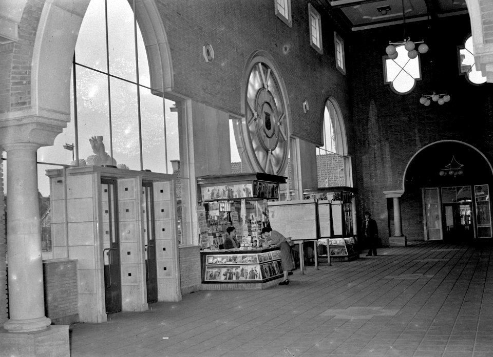 HUA-152402-Interieur van het N.S.-station 's-Hertogenbosch te 's-Hertogenbosch- hal