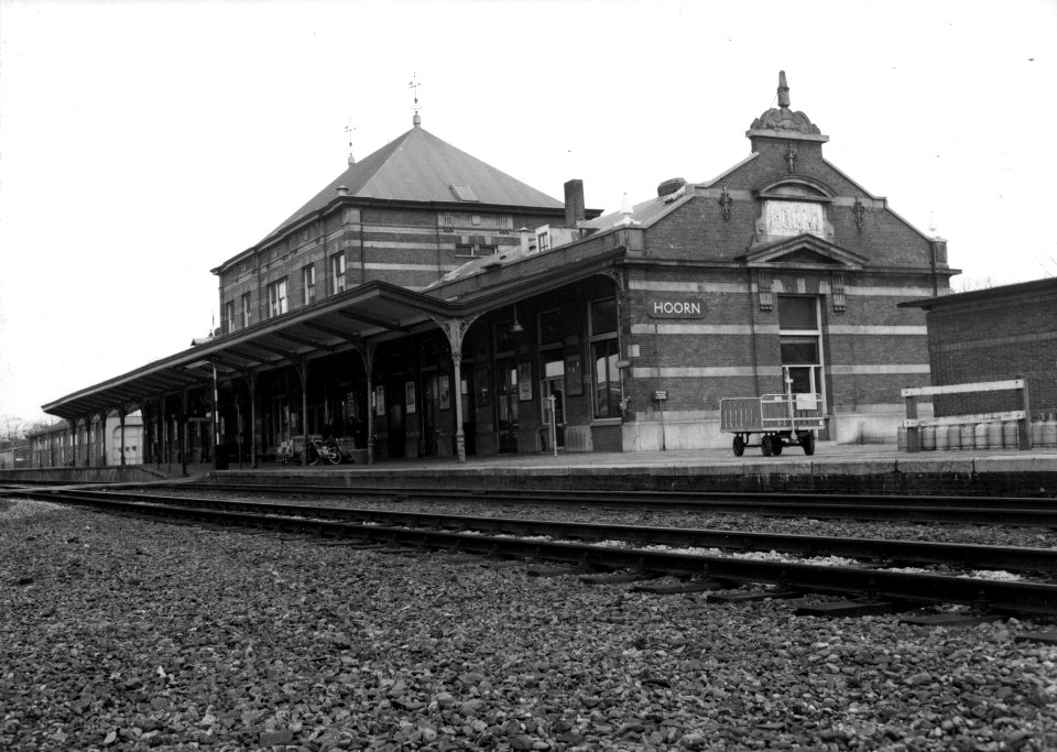 HUA-153128-Gezicht op de perronzijde van het N.S.-station Hoorn te Hoorn