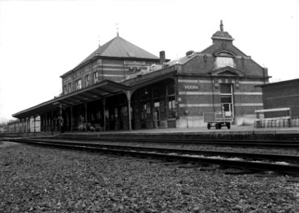 HUA-153128-Gezicht op de perronzijde van het N.S.-station Hoorn te Hoorn