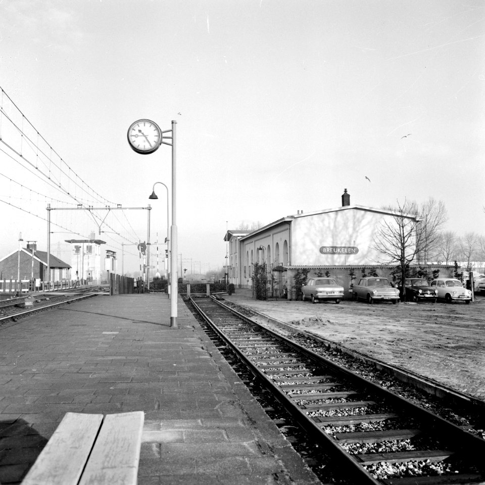HUA-153055-Gezicht op het N.S.-station Breukelen te Breukelen met op de achtergrond de brugwachterspost
