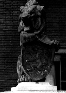 HUA-153981-Afbeelding van een gebeeldhouwde leeuw met het wapenschild van Noord-Brabant bij de ingang van het N.S.-station 's-Hertogenbosch te 's-Hertogenbosch