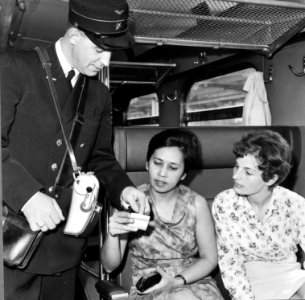 HUA-165695-Afbeelding van de verkoop van vervoersbewijzen (plaatskaarten) door de conducteur in de trein