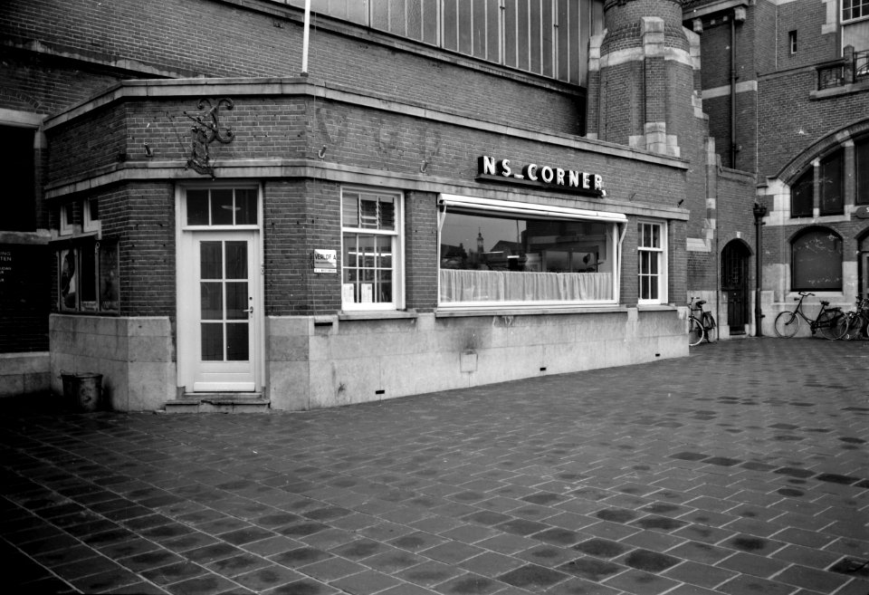 HUA-153685-Gezicht op de "N.S.-corner" (koffieshop) van het N.S.-station Haarlem te Haarlem