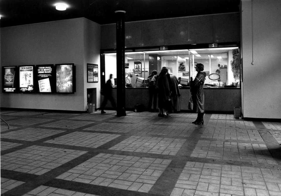 HUA-152397-Interieur van het N.S.-station Baarn te Baarn- loketten