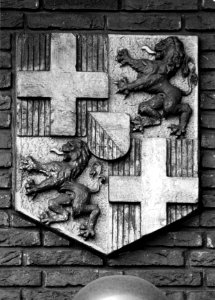 HUA-153994-Afbeelding van het provinciewapen van Utrecht aan de voorgevel van het N.S.-station 's-Hertogenbosch te 's-Hertogenbosch