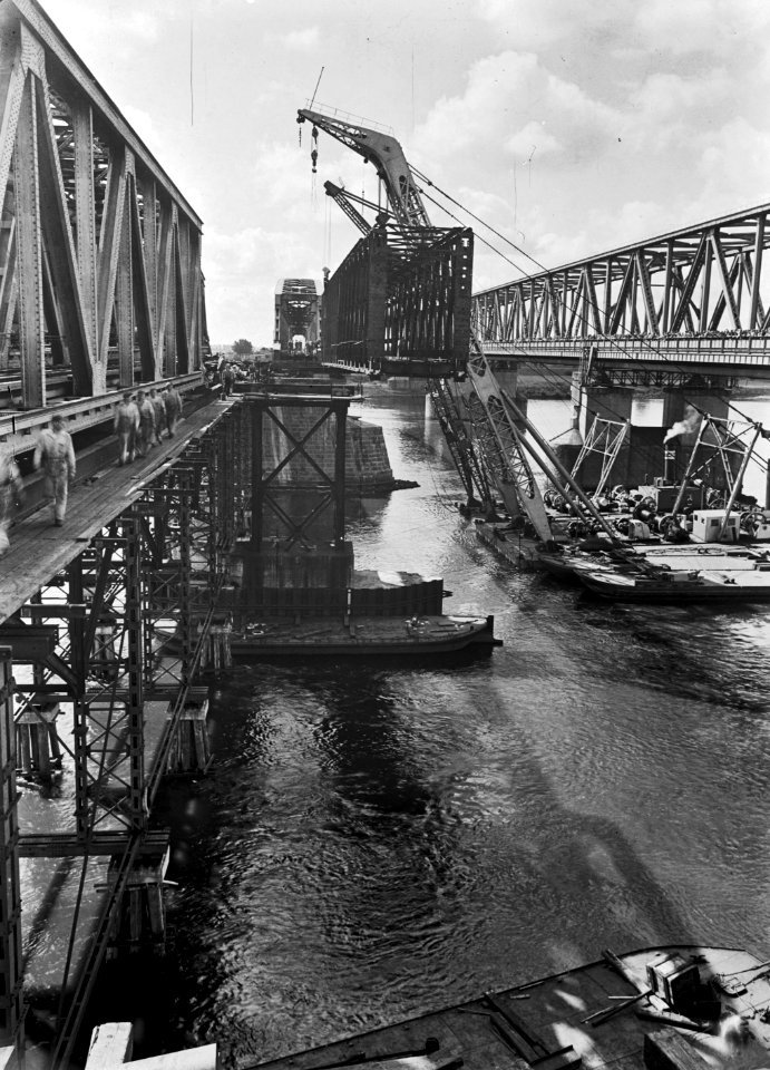 HUA-152722-Gezicht op de bouw van de spoorbrug over de Waal te Zaltbommel
