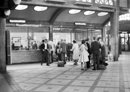 HUA-152396-Interieur van het NS station Arnhem te Arnhem hal en loketten
