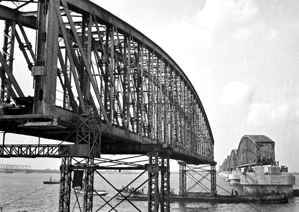 HUA-152689-Gezicht op het uitvaren van een oud brugdeel van de Moerdijkbrug