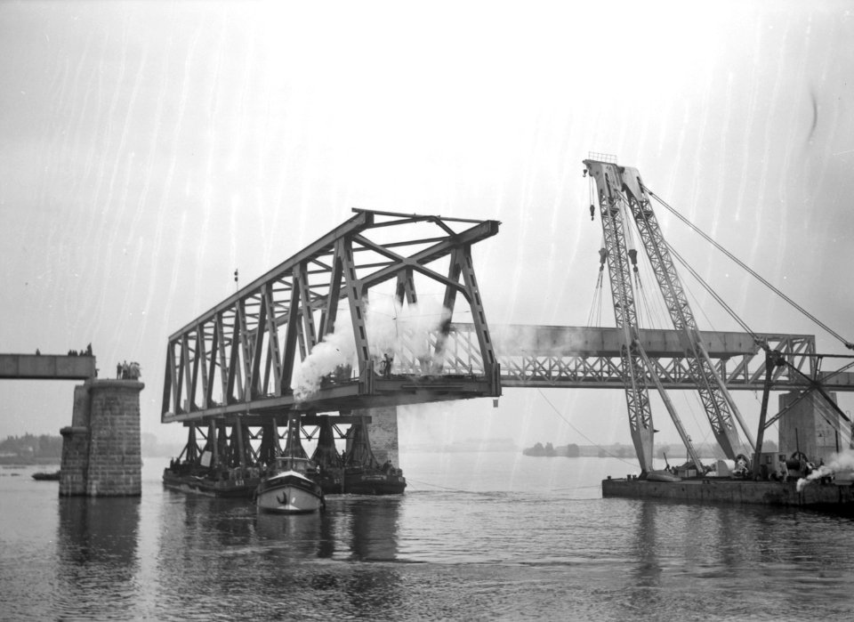 HUA-152670-Afbeelding van het transport van een brugdeel bestemd voor het definitieve herstel van de spoorbrug over het Hollands Diep bij Moerdijk tijdens het pa