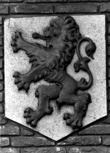 HUA-153993-Afbeelding van het provinciewapen van Brabant aan de voorgevel van het N.S.-station 's-Hertogenbosch te 's-Hertogenbosch