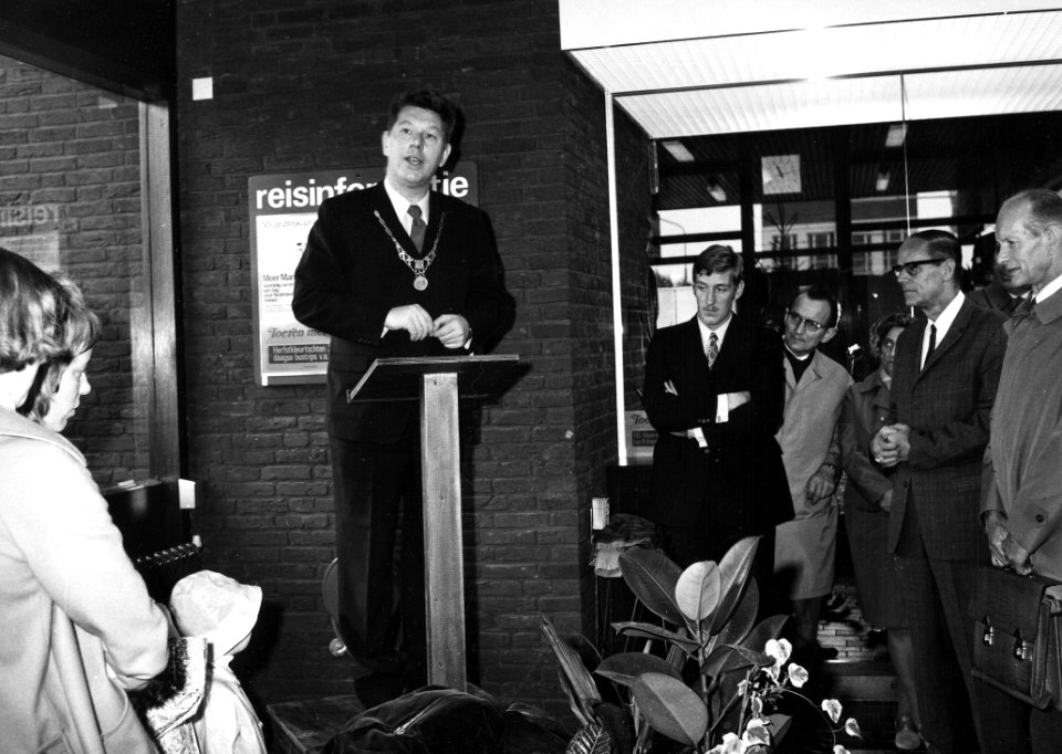 HUA-165605-Afbeelding van burgemeester C.F. Pouw van Wehl tijdens zijn toespraak ter gelegenheid van de opening van het nieuwe gebouw van het N.S.-station Wehl te Wehl