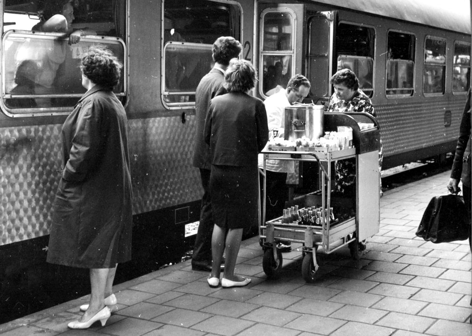 HUA-153785-Afbeelding van een koffiewagentje op het perron van het NS station Arnhem te Arnhem