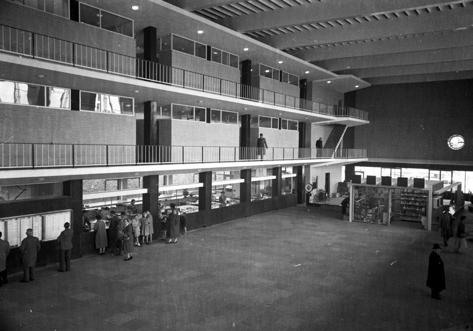 HUA-152421-Interieur van het NS station Eindhoven te Eindhoven hal en loketten