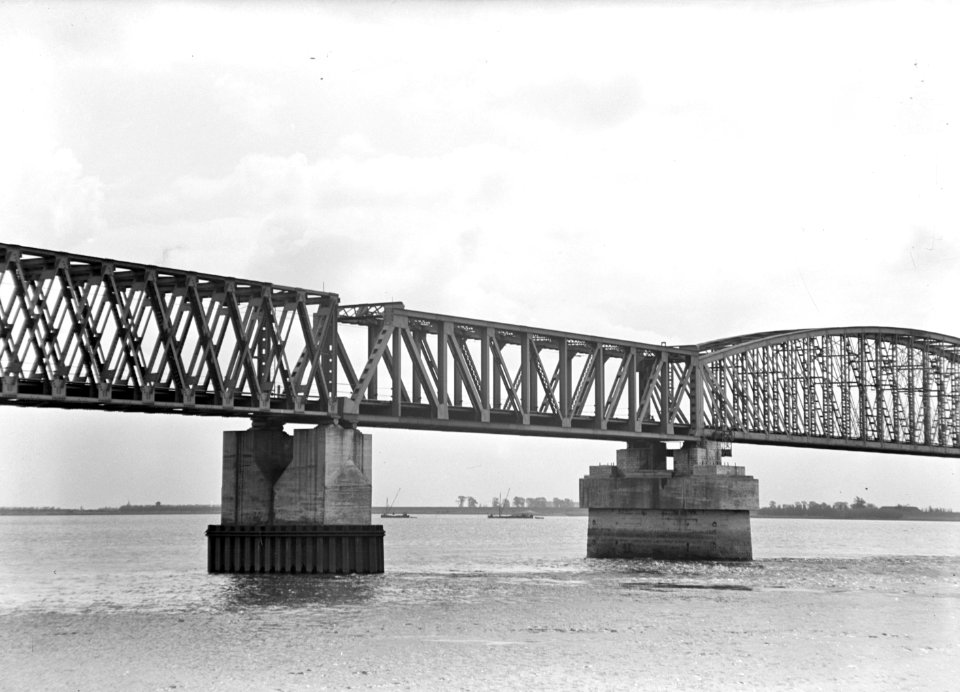 HUA-152699-Gezicht op een gedeelte van spoorbrug over het Hollands Diep bij Moerdijk met enkele tijdelijke overspanningen