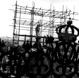 HUA-153775-Gezicht op het koperen beeld "Schilddrager van den Koning" op het dak van het Koninklijk paviljoen van het N.S.-station Amsterdam C.S. te Amsterdam tijdens restauratie