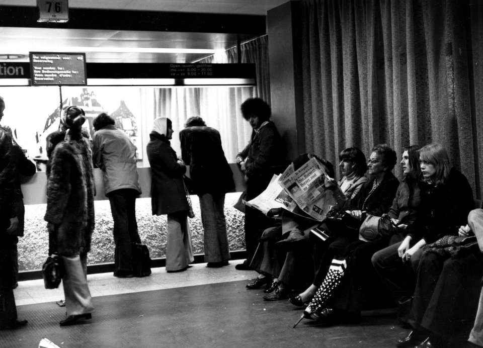 HUA-152389-Interieur van het N.S.-station Amsterdam C.S. te Amsterdam- loket