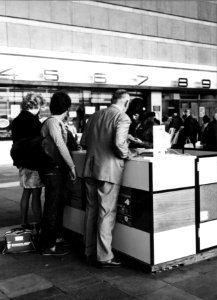 HUA-152607-Afbeelding van een informatiestand in de hal van het NS station Rotterdam CS te Rotterdam