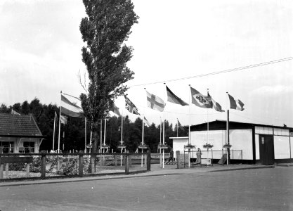 HUA-153820-Afbeelding van vlaggen bij het N.S.-station Kerkrade te Kerkrade