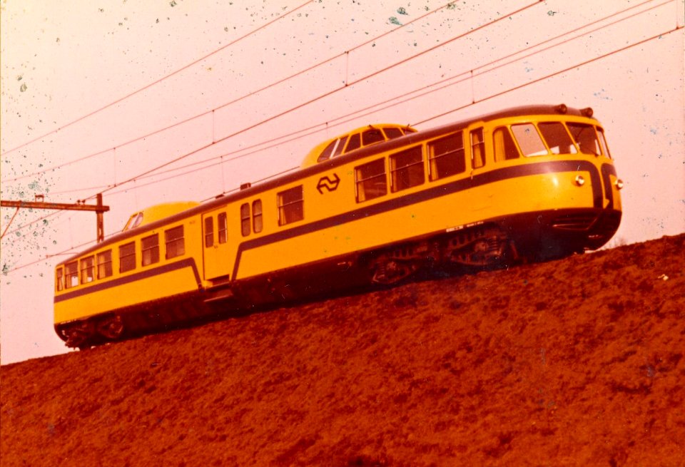 HUA-152348-Afbeelding van de NS 20 Kameel voormalig directierijtuig van de NS als VIP car in geel blauwe NS huisstijl