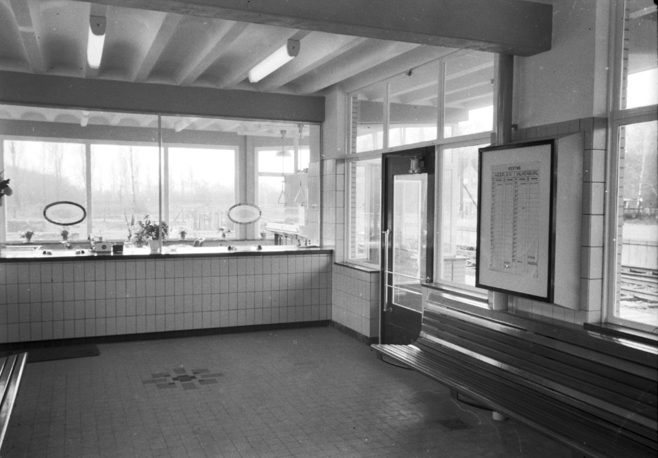 HUA-152504-Interieur van het N.S.-station Kerkrade Centrum te Kerkrade- wachtkamer met loketbalie