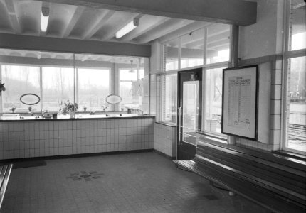 HUA-152504-Interieur van het N.S.-station Kerkrade Centrum te Kerkrade- wachtkamer met loketbalie