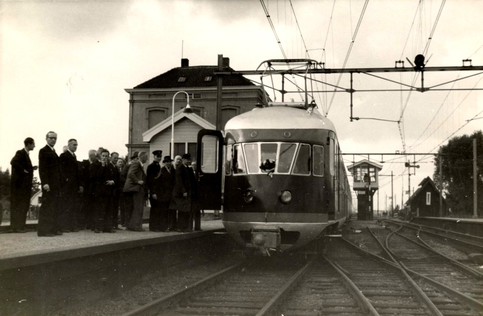 HUA-164268-Afbeelding van de genodigden op het perron van het N.S.-station Abcoude te Abcoude, tijdens de openingsrit ter gelegenheid van de her-electrificatie van het baanvak Amsterdam-Utrecht