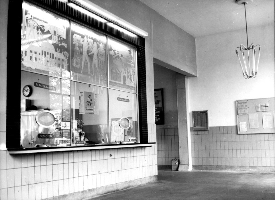 HUA-152512-Interieur van de hal met loket in het NS station Leerdam te Leerdam