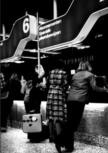 HUA-152463-Interieur van het N.S.-station Den Haag te Den Haag- reizigers aan het loket