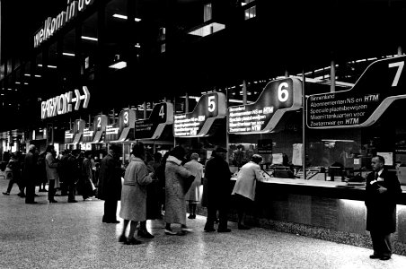 HUA-152458-Interieur van het NS station Den Haag te Den Haag hal en loketten