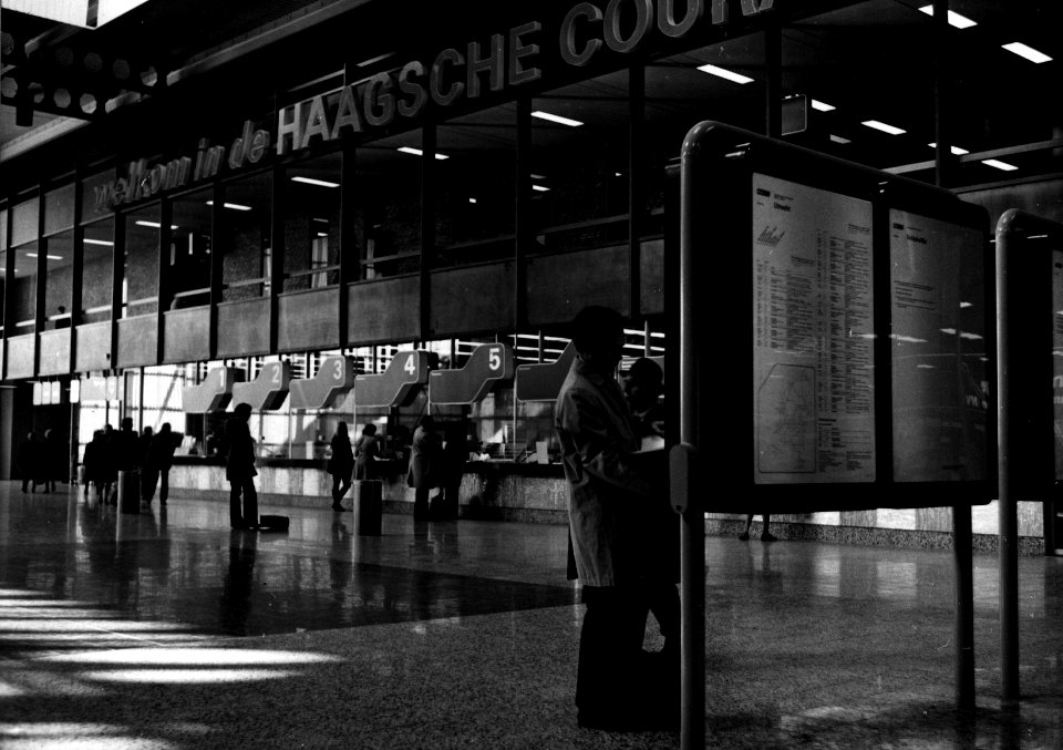 HUA-152451-Interieur van het N.S.-station Den Haag te Den Haag- hal