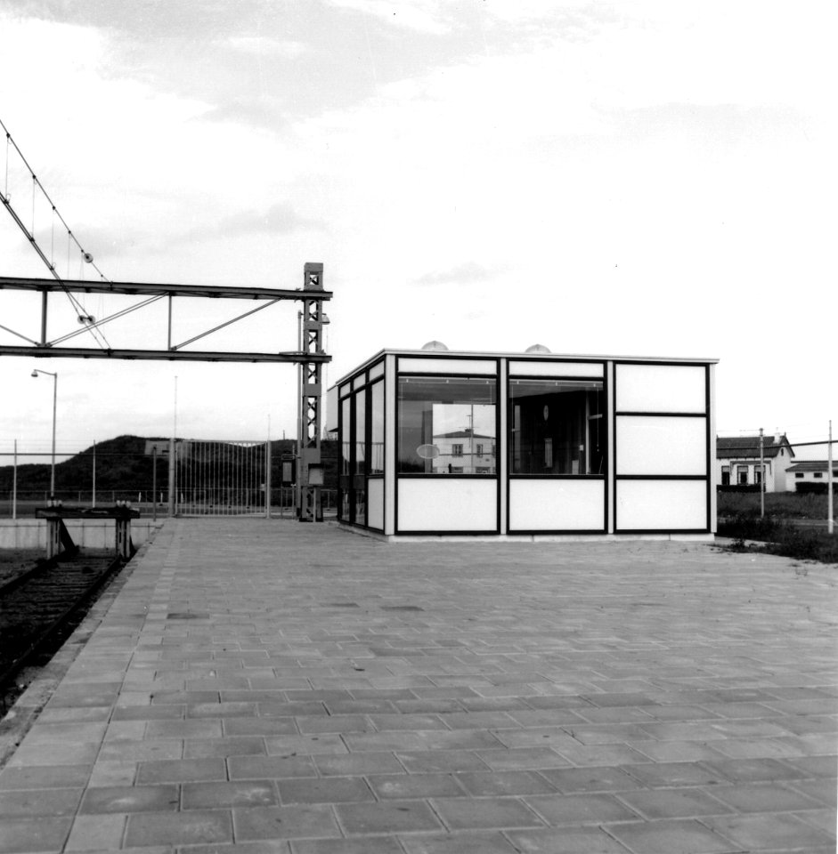 HUA-166232-Gezicht op het nieuwe plaatskaartengebouwtje van het N.S,-station Hoek van Holland Strand te Hoek van Holland