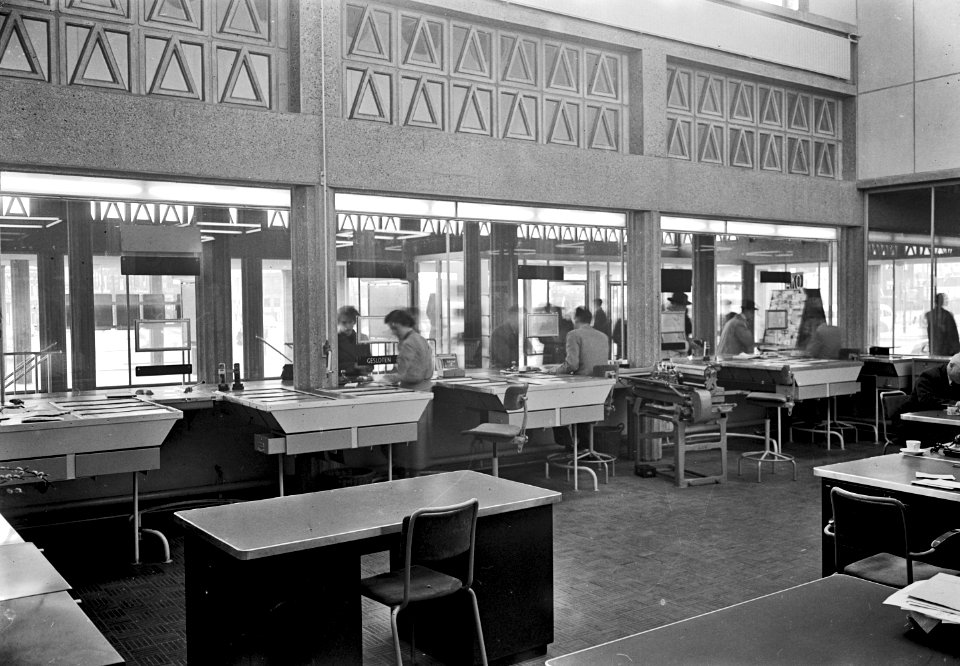 HUA-152519-Interieur van het plaatskaartenkantoor in het N.S.-station Leiden te Leiden