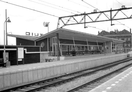 HUA-153238-Gezicht op de perronzijde van het NS station Rotterdam Zuid te Rotterdam
